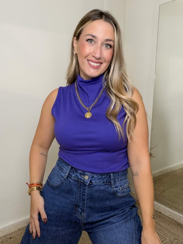 Camiseta CUELLO MORADA